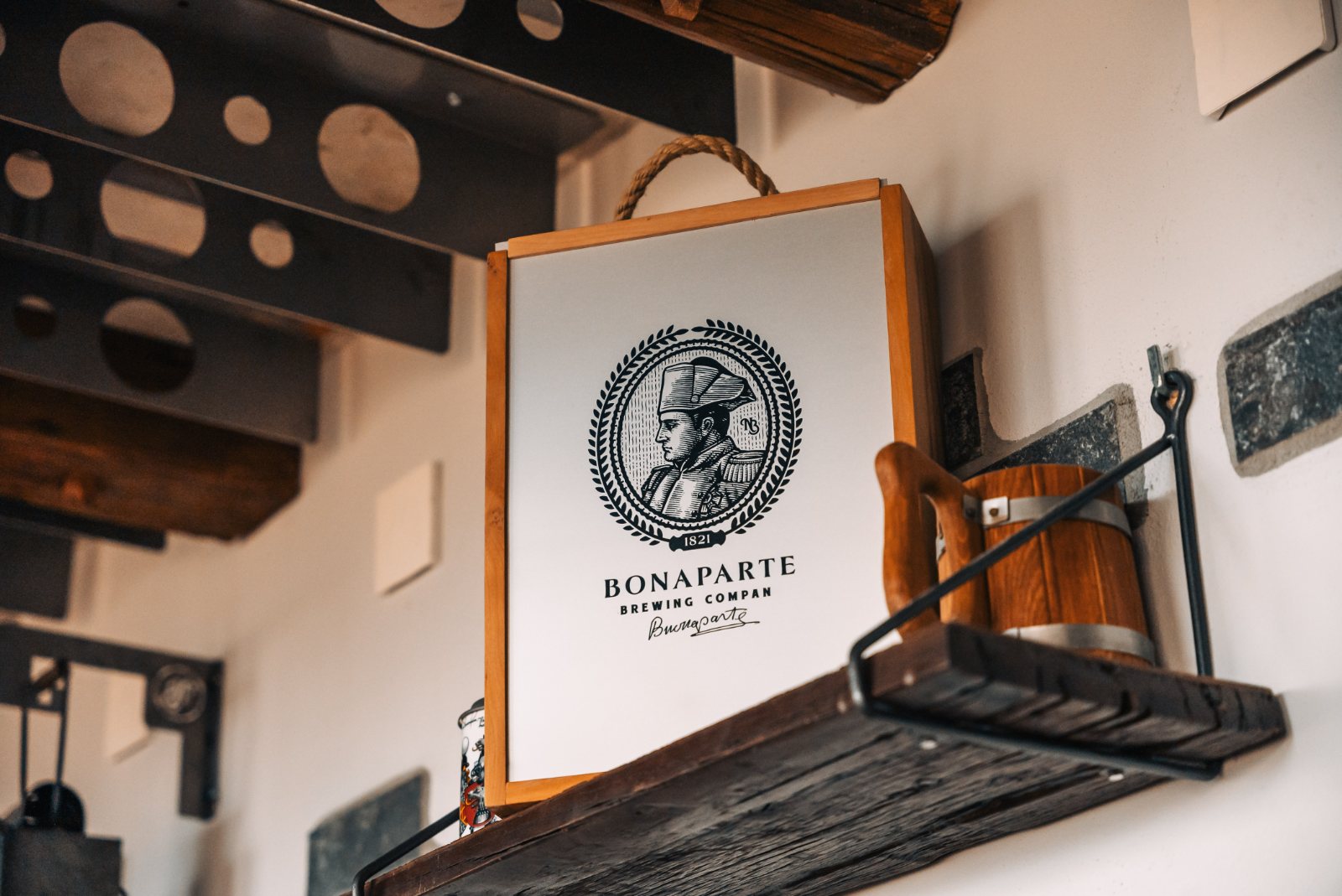 BONAPARTE PUB — detajl materialov
